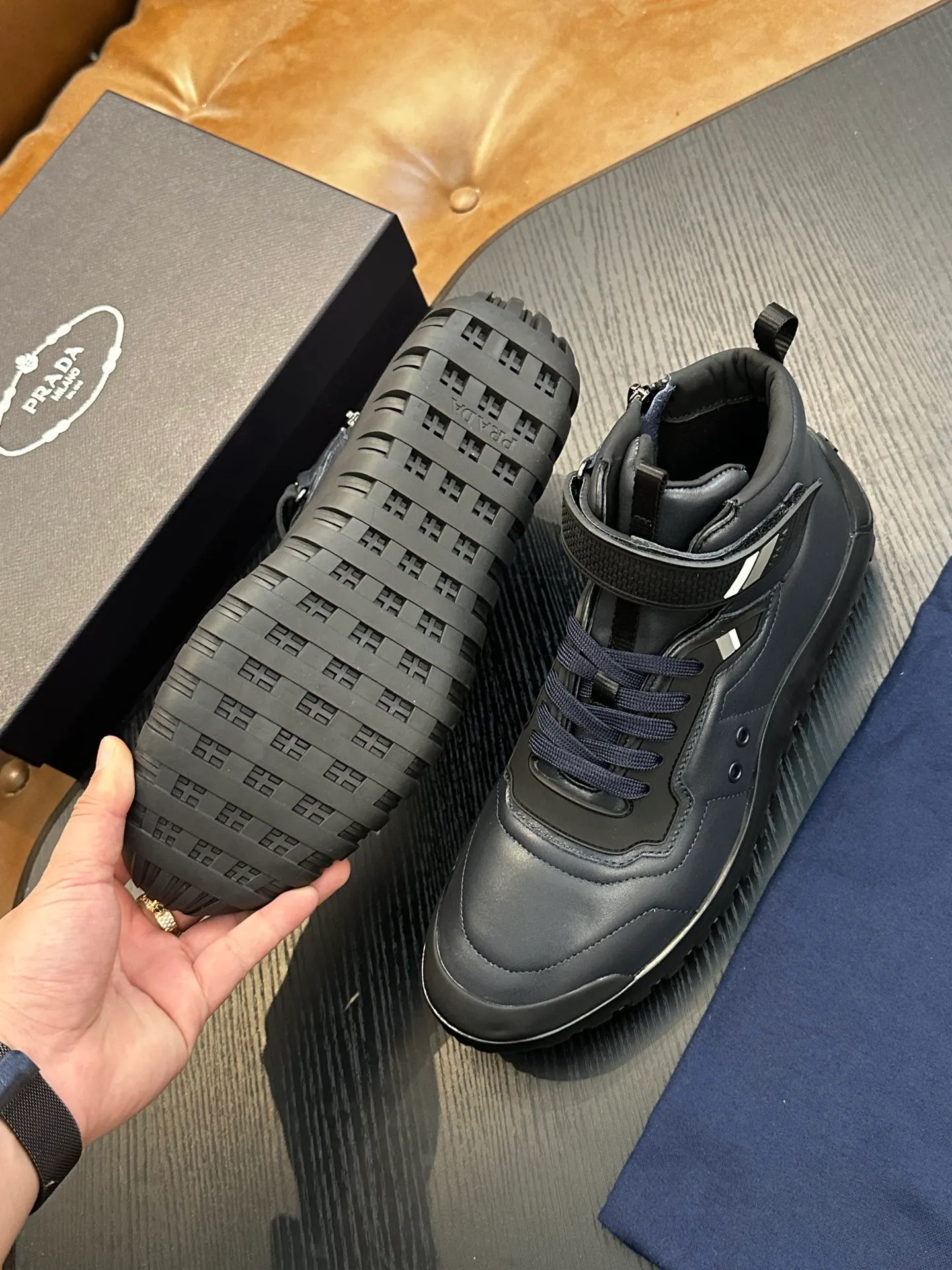 [ PRADA ] Top P: 880💰 ▪️Size: 39-44 (customized at 38.45) Prad*Prada (Mauri order can be made) new men's nylon fabric sneakers This casual sneaker combines elegant and innovative design. It is made of nylon stretch fabric and has a slip-on design. The upper strap is equipped with an adjustable metal buckle, and the letters "PRADA" are eye-catching on the side of the shoe. Comes with full original packaging!
